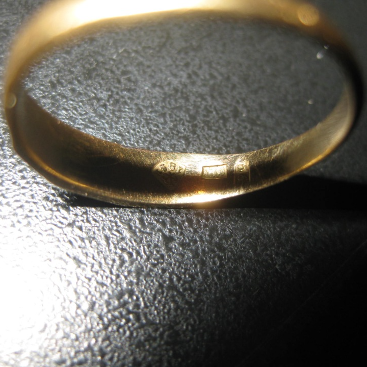 Золотое кольцо без пробы. Золотое обручальное кольцо 56 пробы. Перстень золотой 611 пробы. Кольцо золото 56 проба. Кольцо золотое БЖ 56 проба.