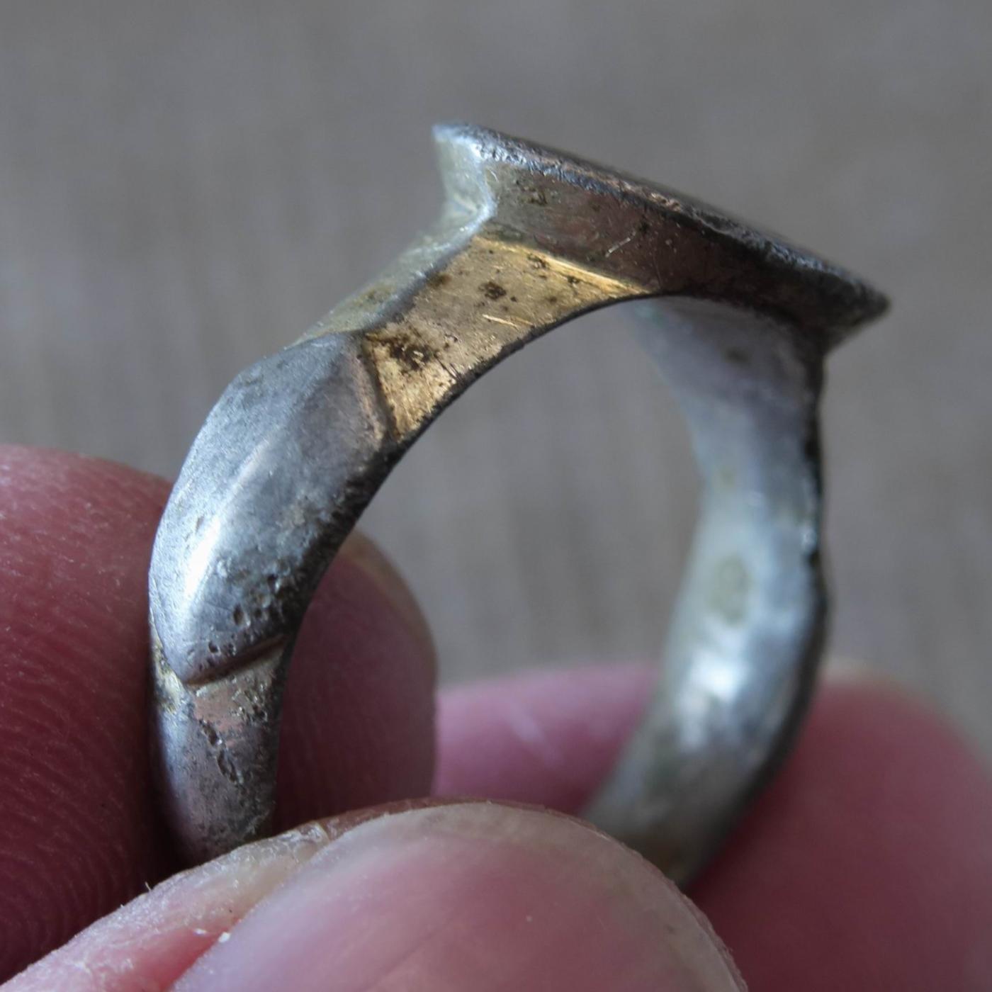 Бронзовое кольцо история обычной семьи 38. Бронзовые кольца старинные. Кольцо старинное бронза. Старинный перстень бронза. Древнее бронзовое кольцо.